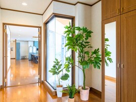 3 habitaciones, escritorio y espacio para trabajar con laptop 
