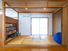 3 habitaciones, escritorio y espacio para trabajar con laptop 