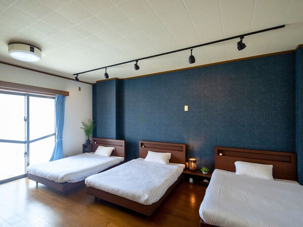 3 habitaciones, escritorio y espacio para trabajar con laptop 