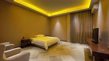 Ein modernes Hotelzimmer mit Bett, Schreibtisch und Stuhl.