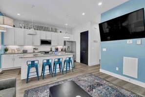 Réfrigérateur, un four, surface de cuisson, lave-vaisselle