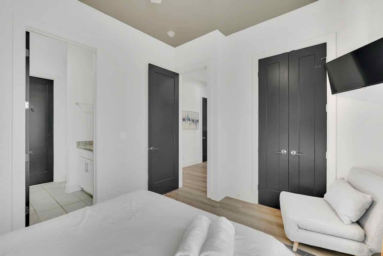 4 bedrooms, desk, iron/ironing board, travel cot