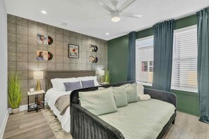 4 dormitoris, escriptori i planxa i posts de planxar 