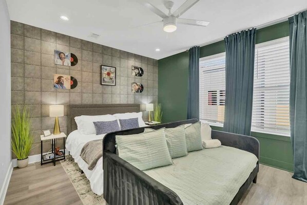 4 chambres, bureau, fer et planche à repasser, lit de bébé portatif