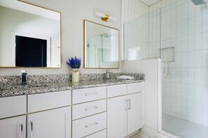 Douche, serviettes fournies, shampoing