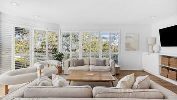 Tv, eldstad, dvd-spelare och kontor