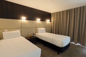 Premium bedding, individually decorated, individually furnished, desk - Grand Riccarton Hotel (Christchurch)