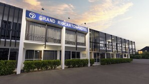 Front of property - Grand Riccarton Hotel (Christchurch)