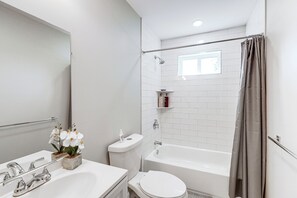 Hair dryer, towels - 2 Mi to Dtwn: Well-Appointed Bridgeport Duplex! (Bridgeport)