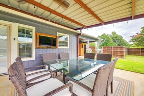 Outdoor dining - Fire Pit + Sauna: Spacious Lake Texoma Retreat! (Denison)