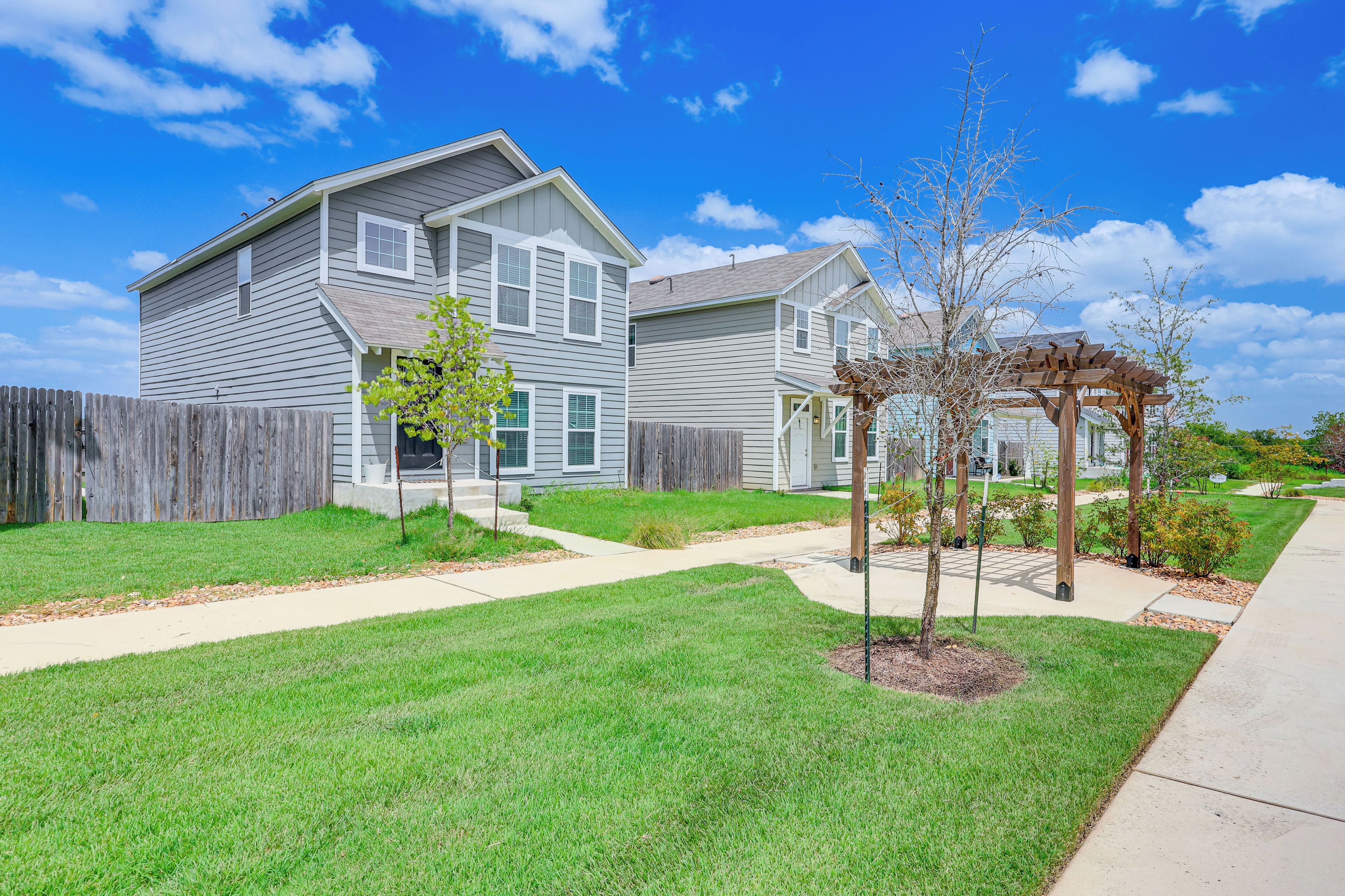 Pet-Friendly Kyle Home w/ Yard ~ 23 Mi to Austin!