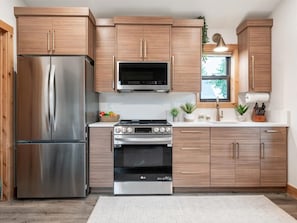 Geladeira, micro-ondas, fogão, cooktop