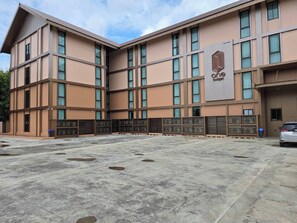 Free self-parking - One Budget Hotel Nan Pha Sing (Nan)