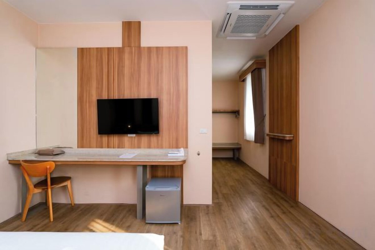Desk, laptop workspace, WiFi (free), bed sheets