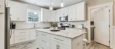 Kühlschrank, Mikrowelle, Geschirrspüler