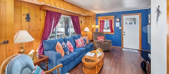 Old Town Cottonwood Cowboy Cottage - 5 min walk to Main Street + Dog-Friendly