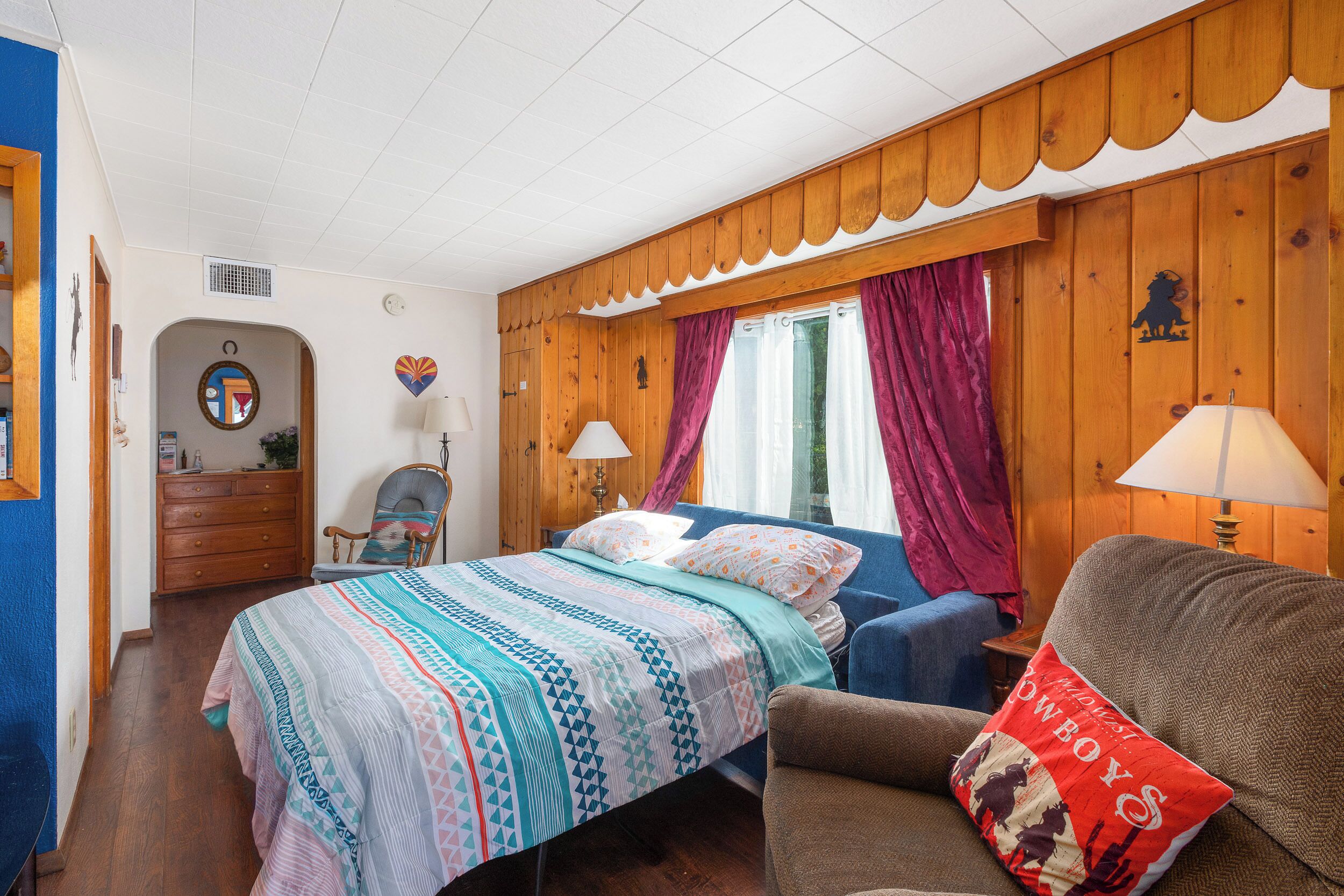 2 habitaciones, tabla de planchar con plancha y cuna de viaje 