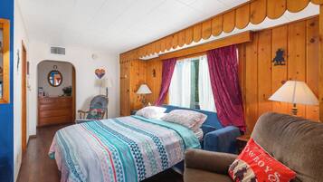 2 habitaciones, tabla de planchar con plancha y cuna de viaje