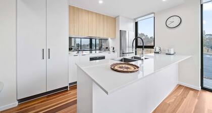 Inner-City 2-Bed with Large Balcony, Garden & Gym
