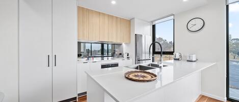 Kjøleskap, mikrobølgeovn, ovn og kokeplater