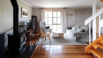 Traditional Cottage, 2 Bedrooms, Hot Tub, Vineyard View | Individually decorated, individually furnished, free WiFi