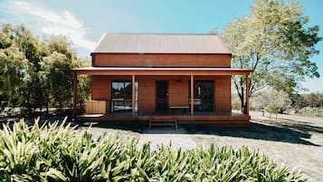 Traditional Cottage, 2 Bedrooms, Hot Tub, Vineyard View