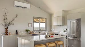 ลักซ์ชัวรี่คอทเทจ, 4 ห้องนอน, นำสัตว์เลี้ยงเข้าได้, วิวหุบเขา