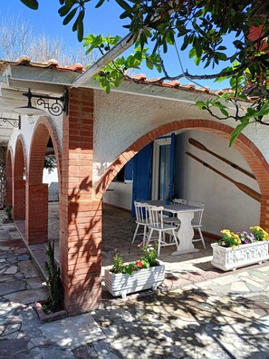 Outdoor dining - 300 meters from the sea a quiet house fully equipped (Marina di Ardea)