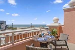 Outdoor dining - Beachfront oasis w/ stunning views, + added private cabana room with direct pool access. Free ticket (Clearwater)