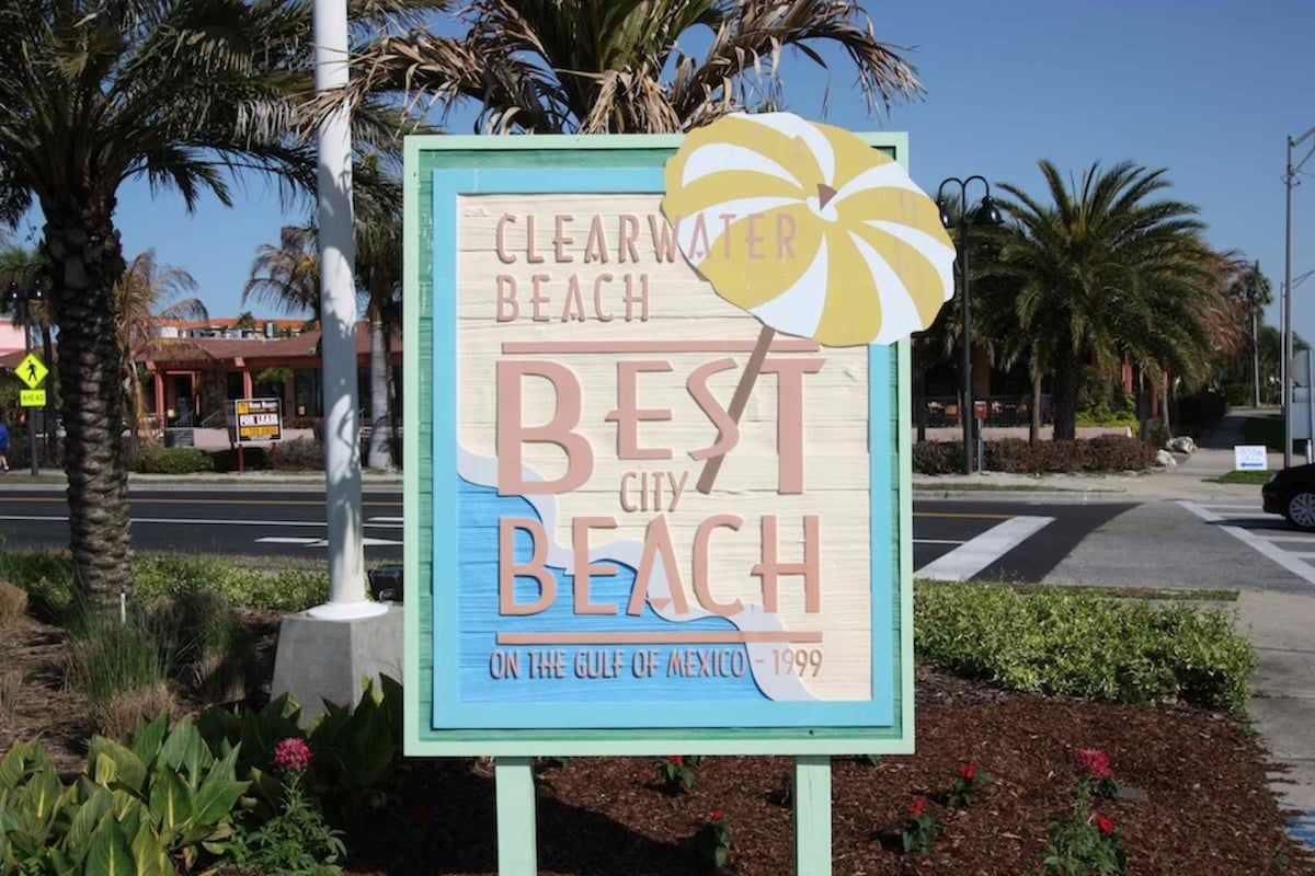Señal para Clearwater Beach, con la etiqueta 'Mejor Playa Urbana' en el Golfo de México, establecida en 1999.
