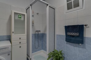 Dusche, Haartrockner, Handtücher