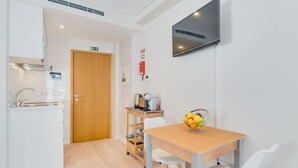 A small kitchenette with a sink, a coffee maker, and a fruit bowl on a table. - Q Studios 2 by Atlantic Holiday (Funchal)