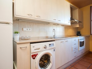 Kühlschrank, Mikrowelle, Ofen, Wasserkocher mit Kaffee-/Teezubehör