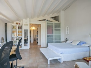4 bedrooms, iron/ironing board, bed sheets