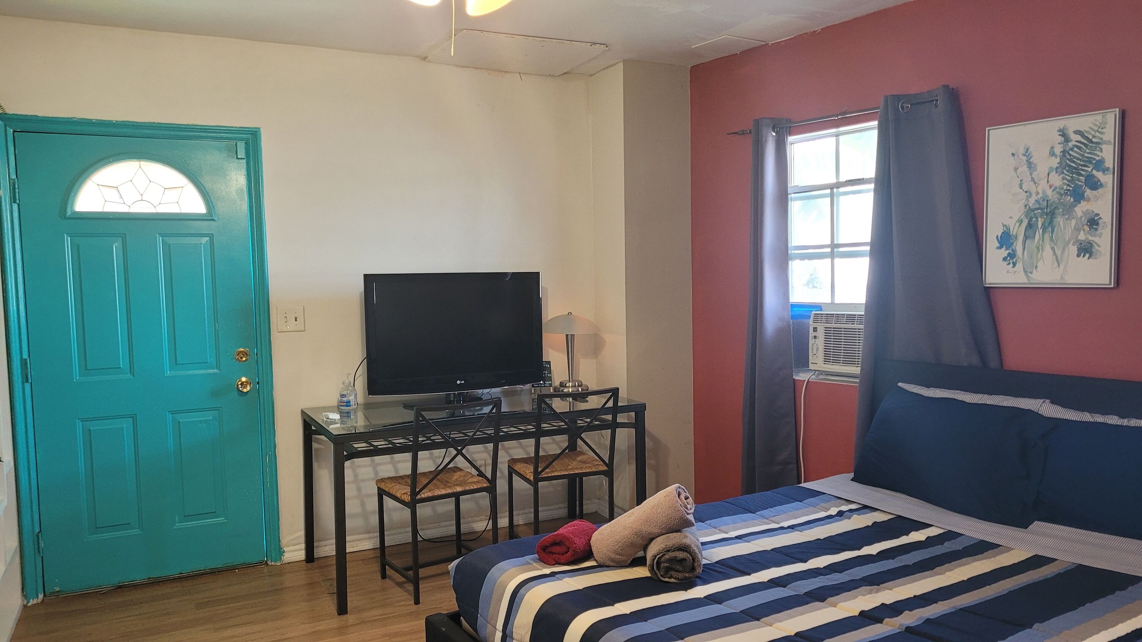 1 bedroom, desk, travel cot, free WiFi
