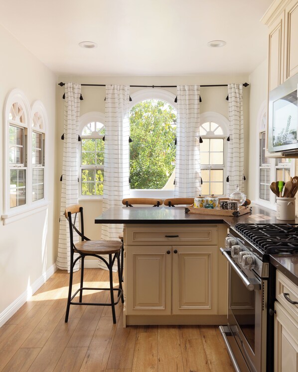 Microwave, oven, stovetop, dishwasher - Charming 3-bedroom house with AC and WiFi in gorgeous Glendale (Glendale)