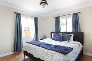 3 bedrooms, iron/ironing board, WiFi, bed sheets - Charming 3-bedroom house with AC and WiFi in gorgeous Glendale (Glendale)