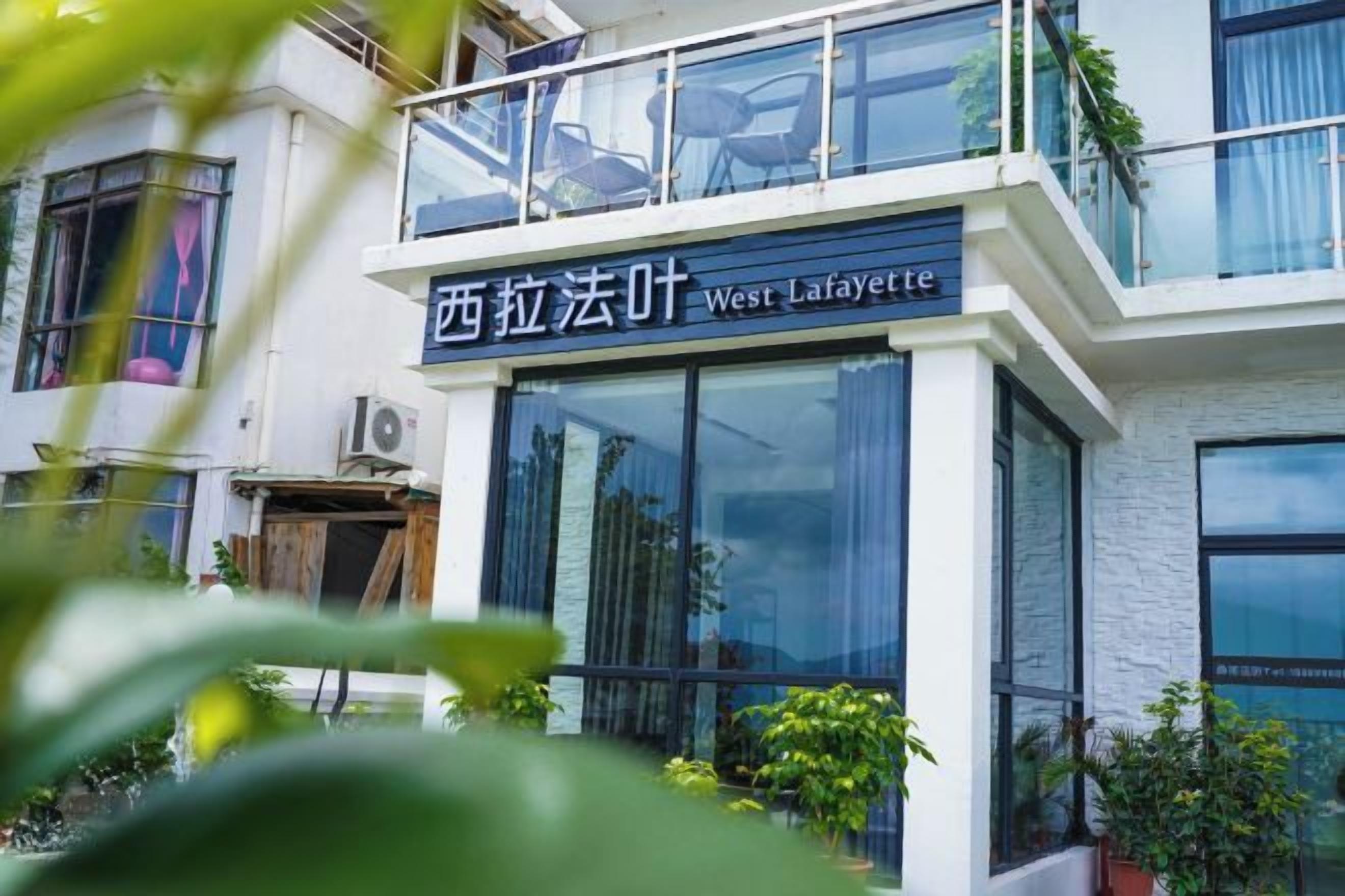 Un edificio con un cartel que dice 'West Lafayette'.