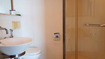 Sèche-cheveux, serviettes fournies, savon