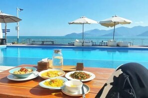 Kolam renang outdoor