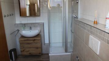 Douche, sĂšche-cheveux, serviettes fournies