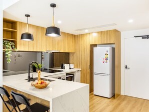 Refrigerador, microondas, horno y parrilla de estufa 