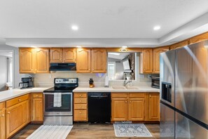 Een koelkast, een microgolfoven, een oven, een kookplaat