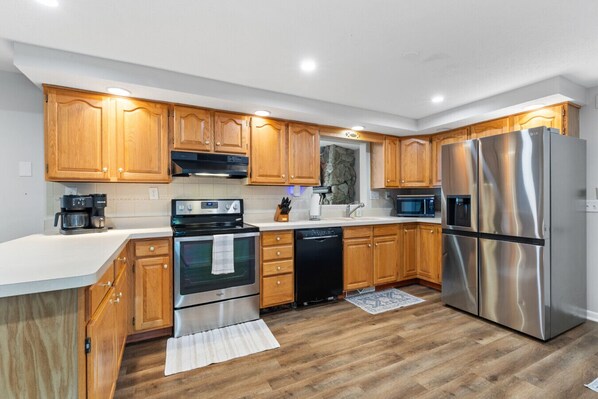 Frigorífico, microondas, horno y placa de cocina