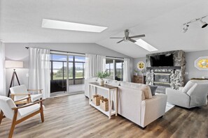 Una Smart TV, una chimenea