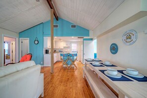 Dining - Port A Cottage by AvantStay | Private Patio + Deck | Designed for Groups (Port Aransas)