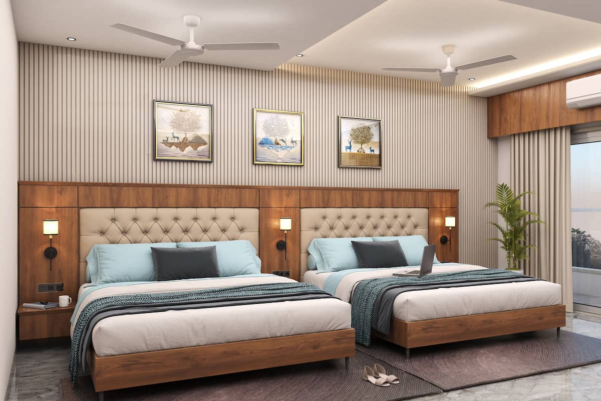 Ein modernes Schlafzimmer mit zwei Betten, einem Deckenventilator, Wandbildern und einem Blumentopf.