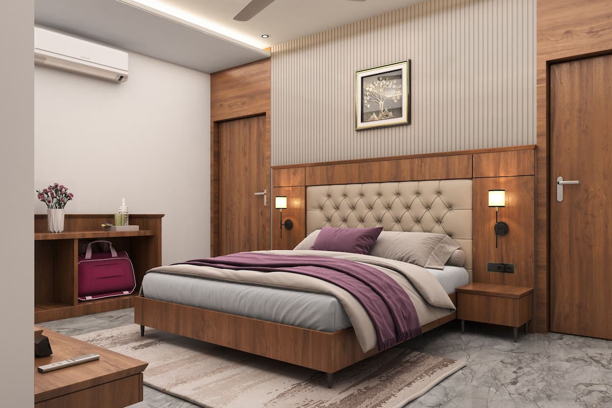 Ein modernes Schlafzimmer mit Holzbettgestell, einem gepolsterten Kopfteil, Nachttischen mit Lampen, einem Deckenventilator und einer Wand-Klimaanlage.