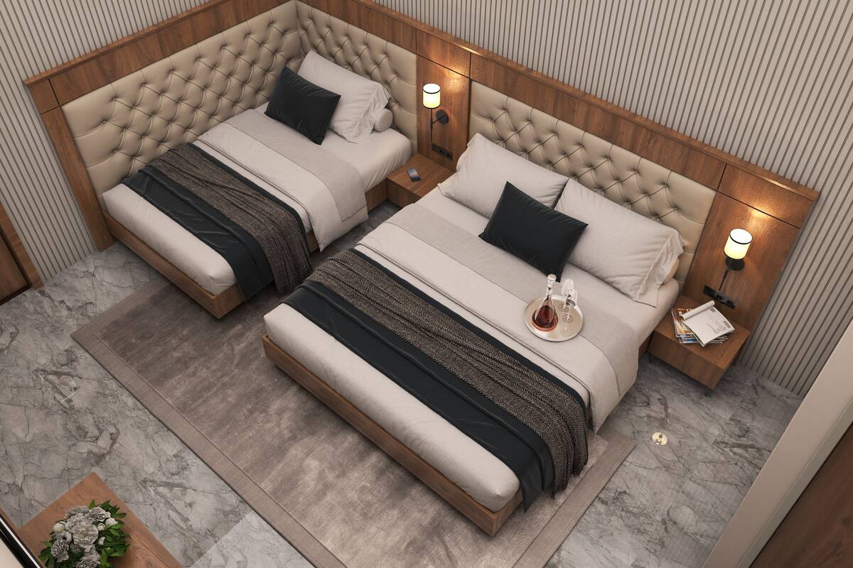 Ein modernes Schlafzimmer mit zwei Betten, Holz-Kopfteilen, Nachttischlampen und einem Marmorboden.
