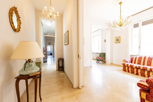 Large apartment of 130sqm located on the third floor of a building with elevator (4 steps to access), ideal for 4 people.The accommodation is located in a strategic area, served by all services: bars, restaurants, supermarkets and pharmacy. Just 10 min w